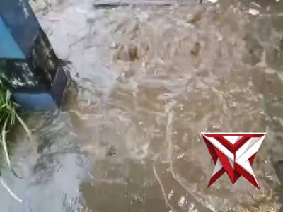 Pemantaun debit air naik saat hujan - PoliceTube