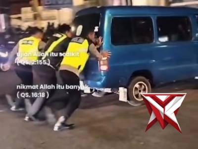 Personel Polres Kudus membantu kendaraan warga yang mogok di jalan - PoliceTube