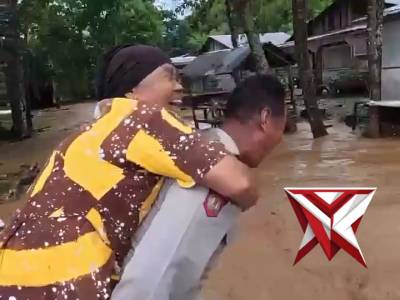 Polri berikan senyuman dan dukungan bagi masyarakat di Tengah Bencana - PoliceTube