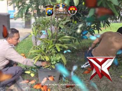 Personel Polsek Wonoayu kerja bakti bersihkan Mako - PoliceTube