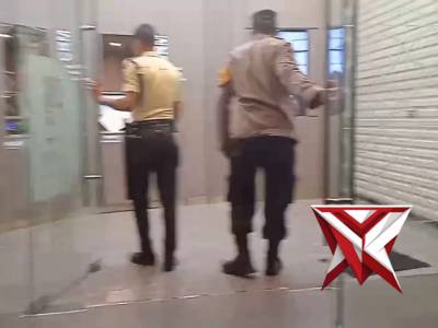 Anggota samapta Polsek Waru patroli dan sambang di Bank CRM Tropodo - PoliceTube