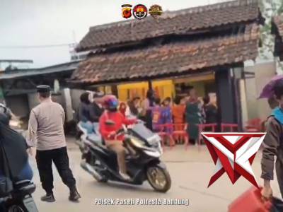 Polsek Paseh melaksanakan kegiatan pengaturan lalu lintas pada sore hari di wilayah Kecamatan Paseh - PoliceTube