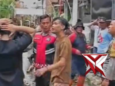 Personel Polsek Rancaekek bergerak cepat membantu warga memadamkan api kebakaran - PoliceTube