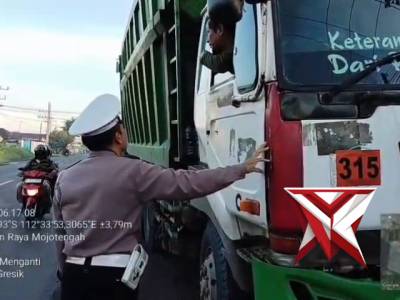 pengaturam truk - PoliceTube