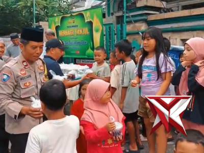 Polsek Singaraja Berbagi Takjil Semarakan Berkah di Bulan Ramadhan - PoliceTube