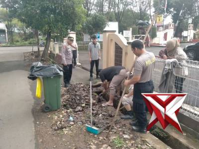 Kegiatan kurve/bersih bersih di lingkungan mapolsek Subang - PoliceTube