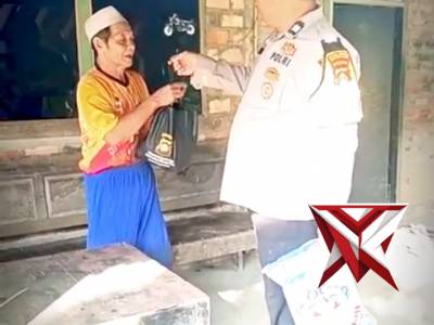 Bhabinkamtibmas Pos Pol Tungkal Jaya Melaksanakan Jumat Berkah - PoliceTube