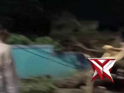 Personel Polsek Nagreg melaksanakan kegiatan evakuasi pohon tumbang - PoliceTube