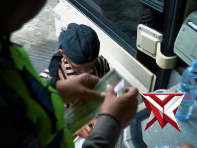 Kegiatan ramp check kendaraan umum di Terminal bus Pacitan dalam rangka Operasi Keselamatan Semeru - PoliceTube