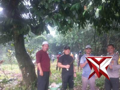 Aiptu Dwiyono ikuti kegiatan Kerja Bakti bersama warga dan Forkopimdes ? - PoliceTube