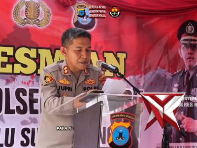 Peresmian Mako Polsek Limpasu tersebut ditandai dengan prosesi pemotongan pita oleh Kapolres HST - PoliceTube