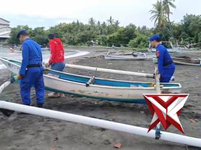 Polisi Penolong: Personel Airud Celukan Bawang Sigap Bantu Nelayan Dorong Perahu Melaut - PoliceTube