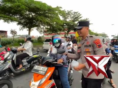 Polres Purbalingga Berbagi Takjil - PoliceTube