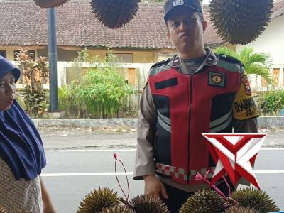 Bhabinkamtibmas polsek pujer laksanakan giat sambang warga ke pedagang duren - PoliceTube