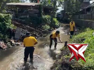 Laksanakan gotong royong Polsek Lawang di sungai kalibendo Utara Polsek Lawang di Kel. Lawang - PoliceTube