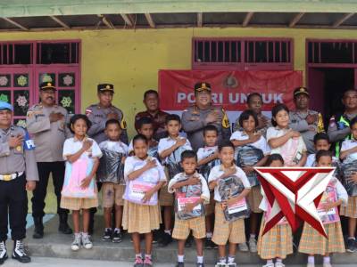 PEMBAGIAN ALAT TULIS SEKOLAH TERTINGGAL POLRES ENDE - PoliceTube