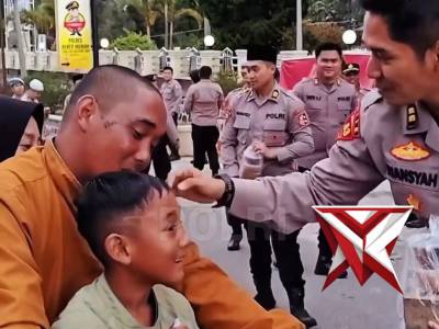 Semangat berbagi di bulan suci Ramadan terasa hangat di Jalan Bandara Rembele
