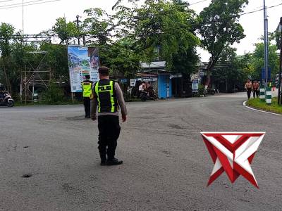 Polsek Kanor pengaturan arus lalu lintas cegah laka lantas - PoliceTube