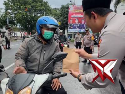 Ramadhan Berkah, Tertib di Jalan ?? Dalam semangat bulan suci, Polres Magetan membagikan takjil - PoliceTube