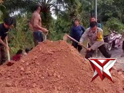 ANGGOTA BHABINKAMTIBMAS DESA KEPOSANG GOTONG ROYONG BERSAMA MASYARAKAT - PoliceTube