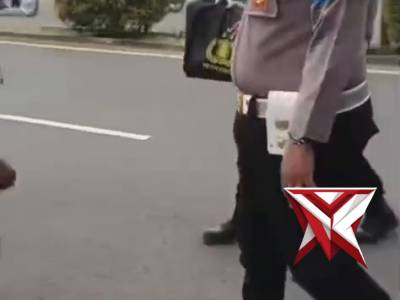 Personil Polsek Sekayu Melaksanakan Jumat Berkah Di Jalan Sekayu - PoliceTube