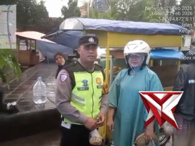 Aiptu Dinar Anggota Lalu lintas Polsek Lawang beri himbauan kamtibmas ke pengunjung pasar takjil