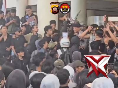 Pengamanan Aksi Unjuk Rasa di Kantor DPRD - PoliceTube