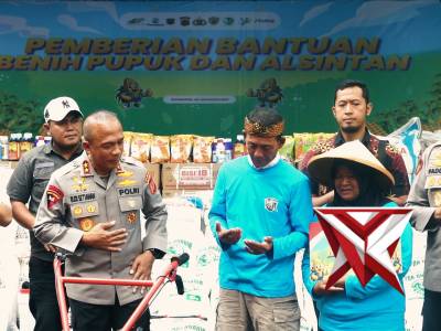 Polri Sebagai Fasilitator Masyarakat, Petani Terima Bantuan Alsintan dan Pupuk dari Polda Jabar