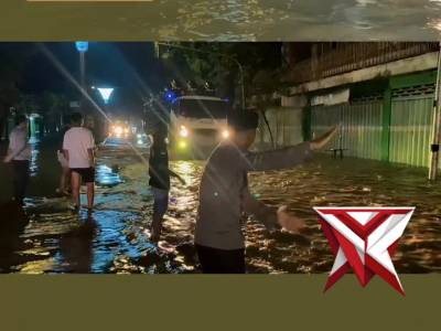 POLRES PROBOLINGGO HADIR DI TENGAH-TENGAH MASYARAKAT MEMBANTU DALAM MENGHADAPI BENCANA ALAM - PoliceTube