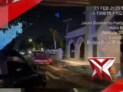 Edukasi dan Aksi Sosial, Satlantas Polresta Bengkulu Bagikan Takjil kepada Pengendara - PoliceTube