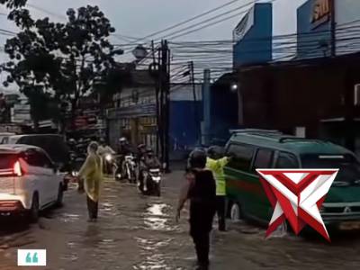 Personel Polresta Bandung turun langsung ke lapangan mengatur arus lalu lintas - PoliceTube