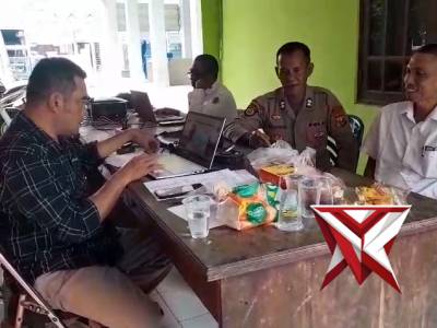 Anggota Polsek Ujungpangkah Sambang Desa Tanjangawan - PoliceTube