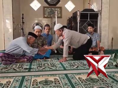 Sholat Berjamaah dan memberikan Himbauan Khamtibmas .Polsek Taman Krocok - PoliceTube