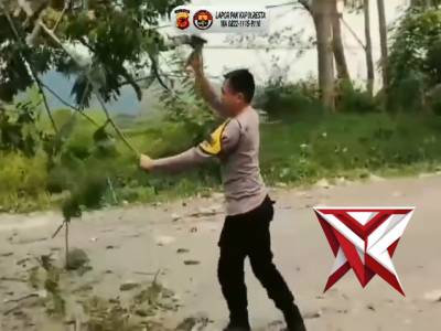 Bhabinkamtibmas Polsek Baleendah bersama warga bergerak cepat membantu proses evakuasi pohon tumbang