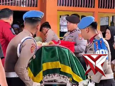 Upacara pemakaman Almarhum Bripda Muhammad Hanafi, anggota Polres Hulu Sungai Tengah - PoliceTube