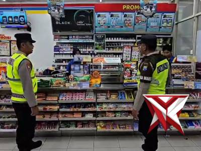 Guna antisipasi gangguan kamtibmas Polsek Barat melaksanakan patroli harkamtibmas di pertokoan, ATM - PoliceTube