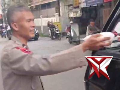Polsek Margahayu melaksanakan kegiatan pembagian takjil gratis kepada masyarakat - PoliceTube
