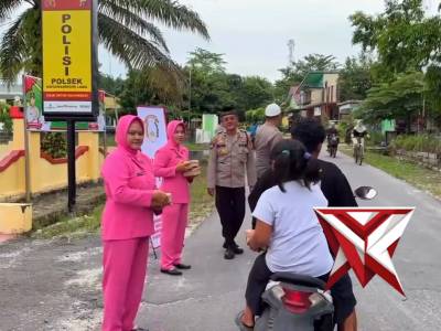 Polsek Kotawaringin Lama Berbagi Takjil Kepada Masyarakat. - PoliceTube