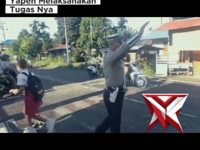 Potret Personil Sat Lantas Polres Kepulauan Yapen Saat Melaksanakan Tugasnya - PoliceTube