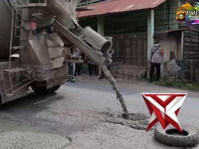 Polsek Lawang Kidul Tambal Jalan Berlubang, Wujud Nyata Gerakan Indonesia Asri Di Tanjung Enim