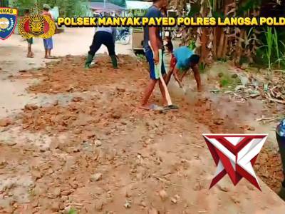 Bhabinkamtibmas  Melaksanakan Gotong Royong Di Desa Binaan Bersama Warga