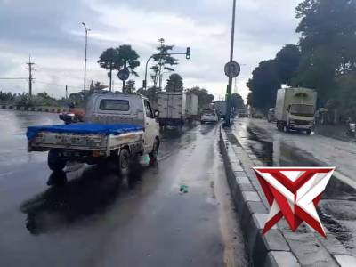 Dengan adanya truck yang mogok anggota lalu lintas Polsek Lawang laksanakan pengaturan lalu lintas - PoliceTube
