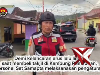 Gatur personel Sat Samapta di kampung ramadan
