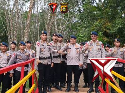 Brimob Keren Perbaiki Jembatan Darurat