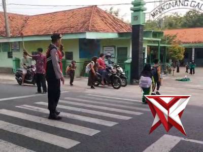PENGATURAN ARUS LALU LINTAS DI DEPAN SEKOLAH MIN KONANG