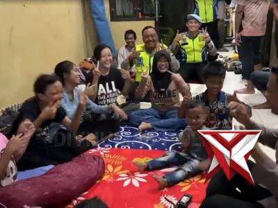 Polisi Berikan Konseling Sampai Game Edukatif Buat Korban Bencana di Cilacap. - PoliceTube