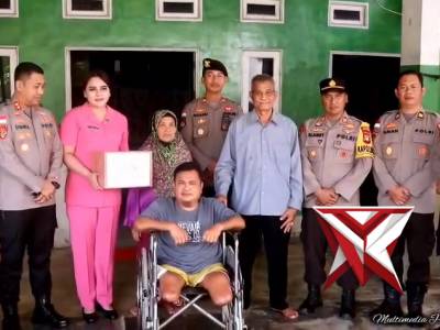 Saling berkunjung untuk menjenguk kerabat atau sahabat yang sedang sakit - PoliceTube