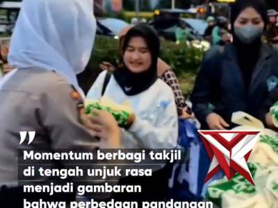 Polri untuk negeri.. disaat adek mahasiswa melakukan unjuk rasa di bulan ramadhan polri tetap berbag - PoliceTube