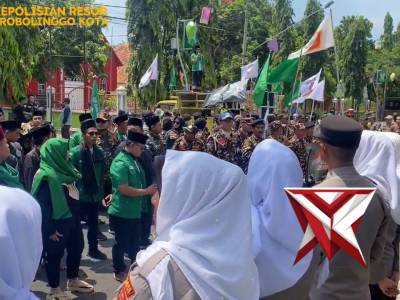 Ratusan Personil Gabungan TNI Polri Kawal Aksi Damai Santri dan Kyai di DPRD Kota Probolinggo - PoliceTube