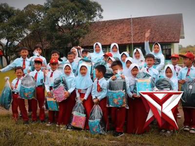 Momen Haru Kapolres Kuningan di SDN 3 Sukadana : Sekolah Kecil, Semangat Besar - PoliceTube